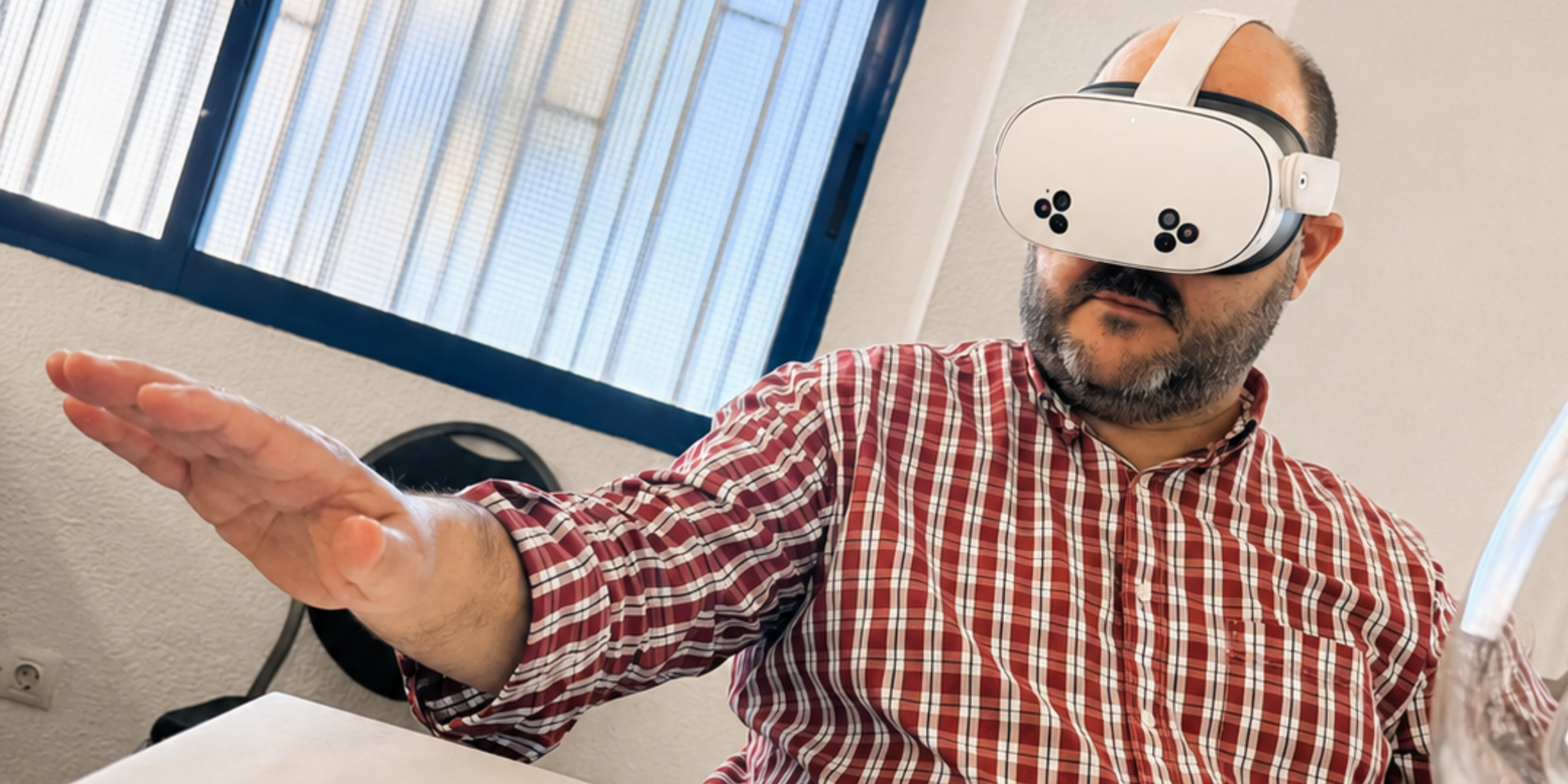 Persona probando experiencia de realidad virtual para degustaciones